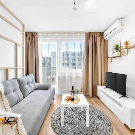 Balcony Near Airport W Free Parking Appartement