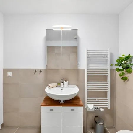Balcony Near Airport W Free Parking Appartement