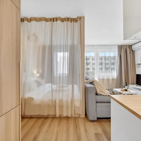 Balcony Near Airport W Free Parking Appartement