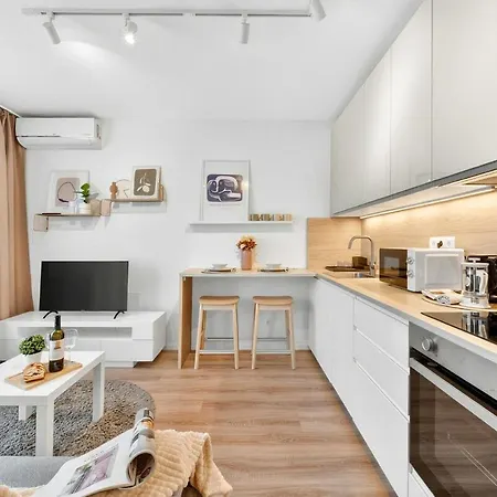 Balcony Near Airport W Free Parking Appartement *
