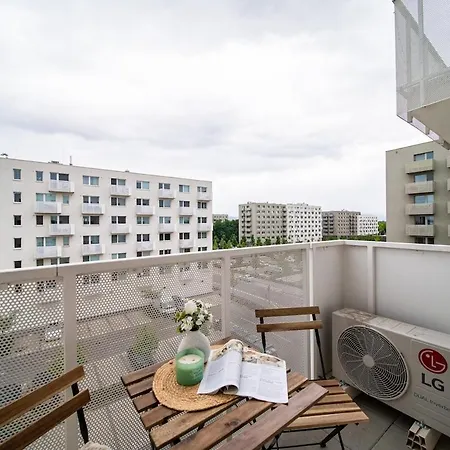 Balcony Near Airport W Free Parking Appartement