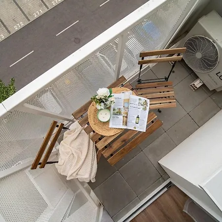 Balcony Near Airport W Free Parking Appartement