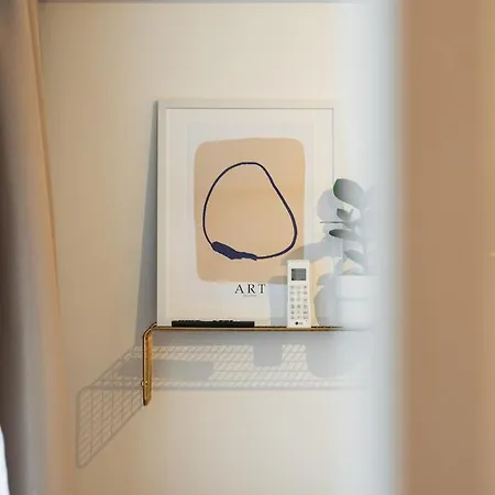 Balcony Near Airport W Free Parking Appartement