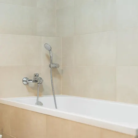 Balcony Near Airport W Free Parking Appartement